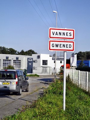 12. Dvojjazyčné cedule při vjezdu do Vannes. Horní je francouzsky a dolní bretonsky